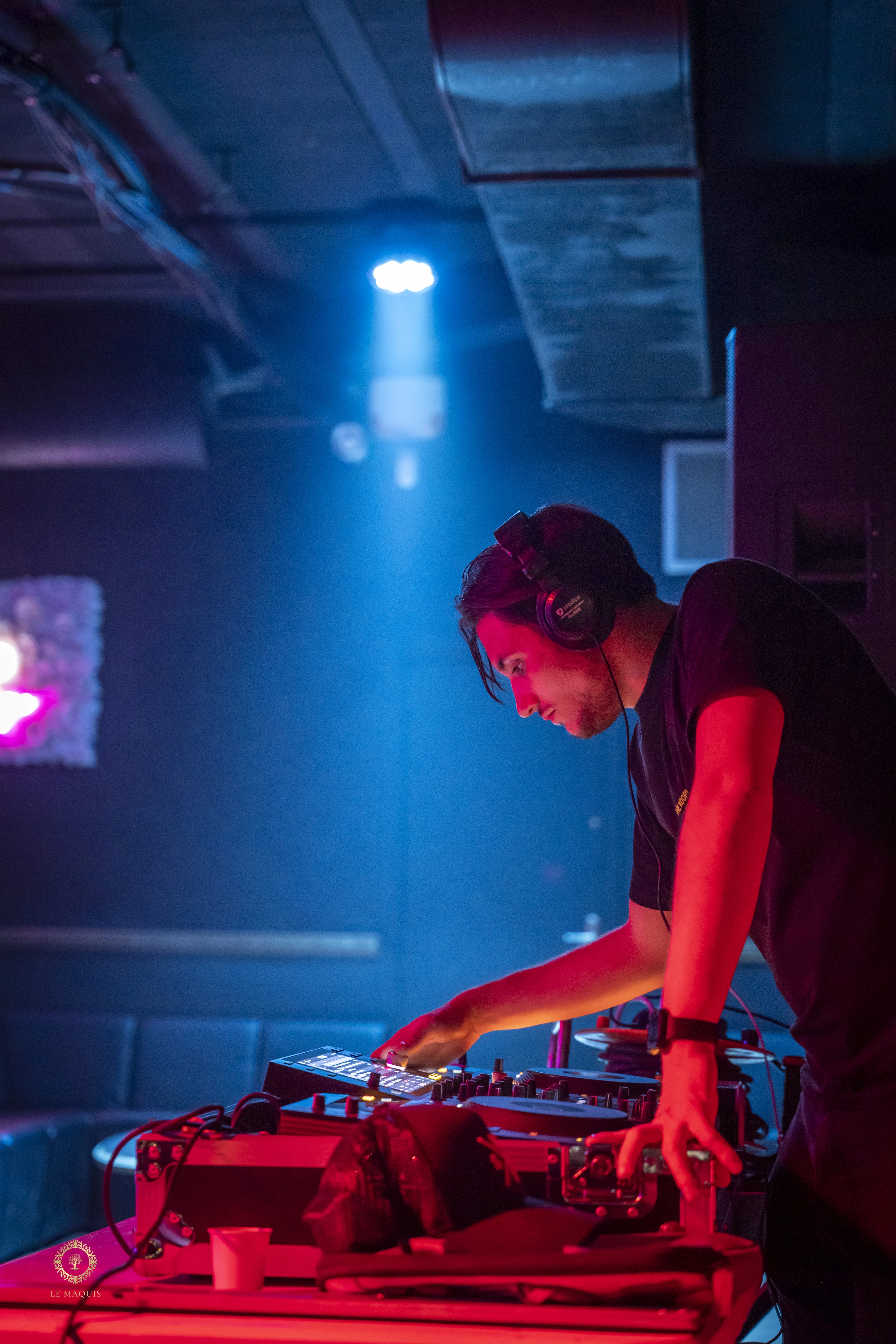 Soirée privée - DJ aux platines avec éclairage ambiance